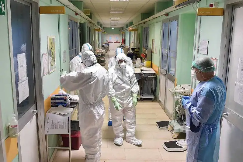 新冠肺炎：全球新冠肺炎累计确诊病例超340万例 近24万人死亡