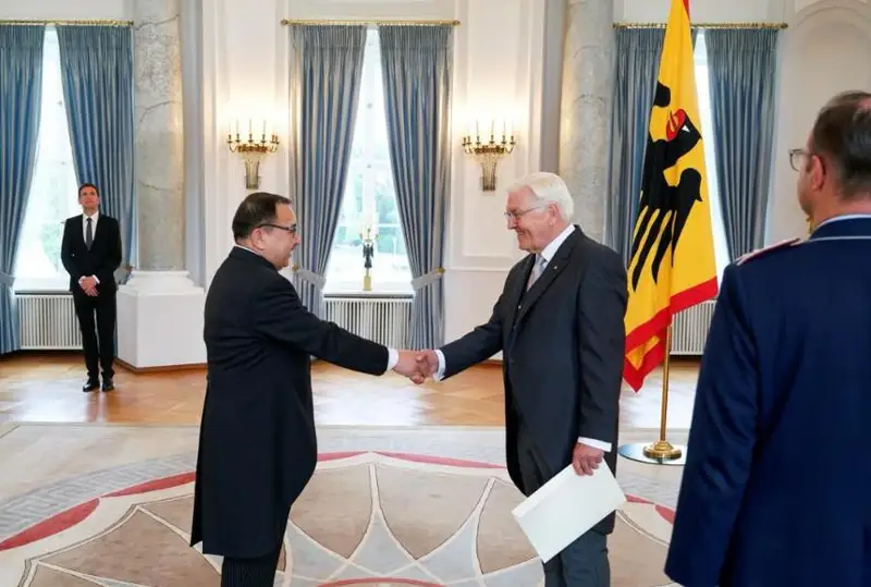 哈萨克斯坦大使向德国总统递交国书
