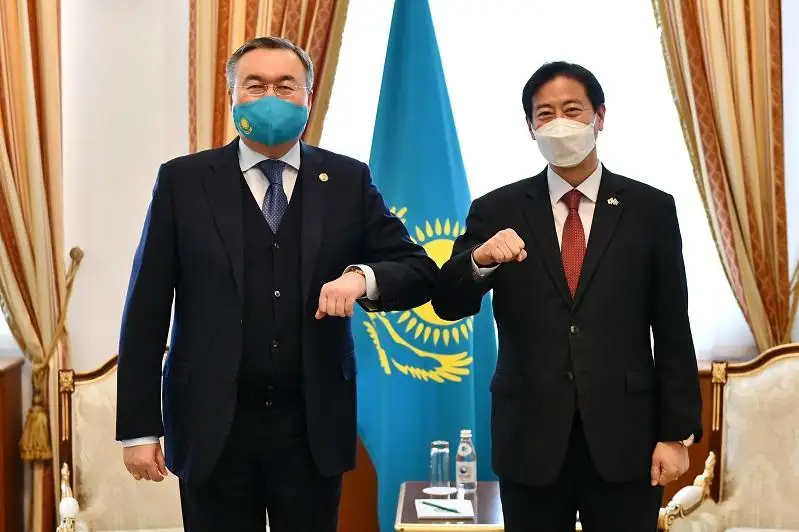 外交部长会见韩国驻哈大使邱泓锡