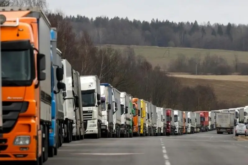 Минглаб юк машиналари Европа Иттифоқи чегарасида турибди