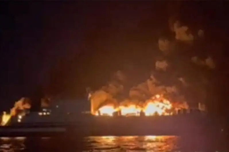 Ион денгизида бортида 237 йўловчи бўлган кема ёниб кетди