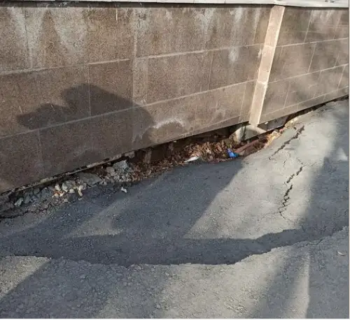 الماتىدا جاڭا تۇرعىن ءۇي كەشەنى ماڭىندا اسفالت وپىرىلىپ جاتىر