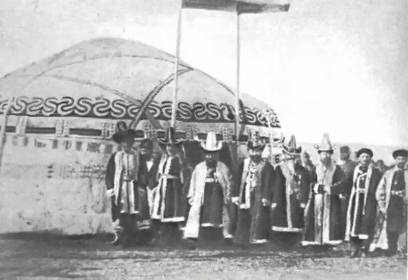 باي جانە كەدەي. ەرتەدە قازاقتار قالاي كيىنگەن؟