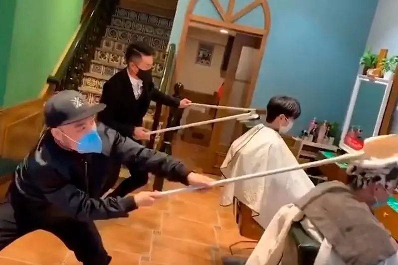 Коронавирус: Хитойда сартарошлар «масофадан туриб» соч олишмоқда