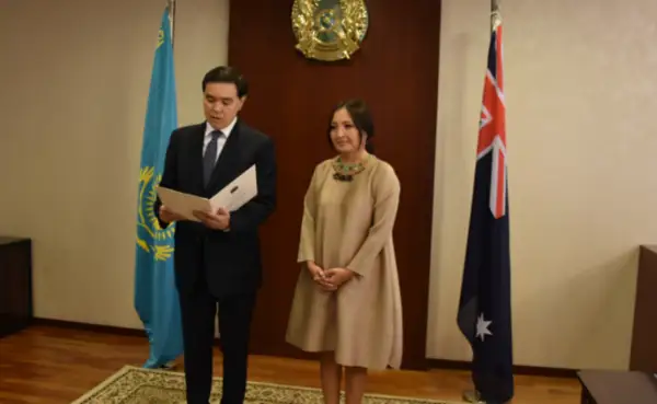 哈萨克斯坦大使向澳大利亚总督递交国书