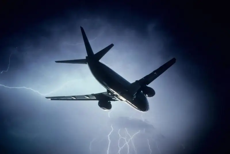 Японияда самолётни чақмоқ урди