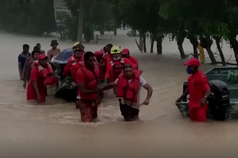 «Лаура» тайфуни туфайли АҚШда ярим миллион одам уйини тарк этди