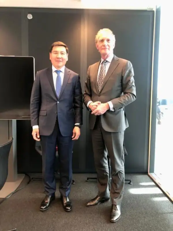 哈萨克斯坦大使会见荷兰外交部宗教事务特别代表