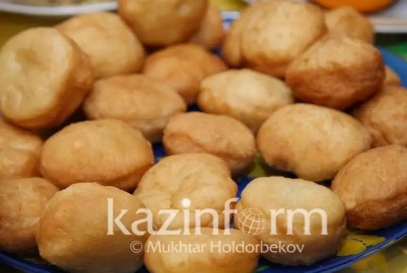 سەمەيدە جاستار ايازدا كوشە تازالاپ جۇرگەن جۇمىسشىلارعا ىستىق شاي مەن باۋىرساق تاراتتى