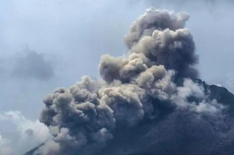 Индонезияда вулқон отилиши: 10 киши вайроналар остида қолиб кетди