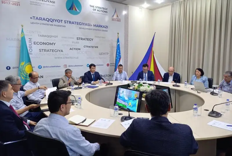 Қозоғистон дипломатлари ўзбек экспертлари билан бўлажак референдумни муҳокама қилишди