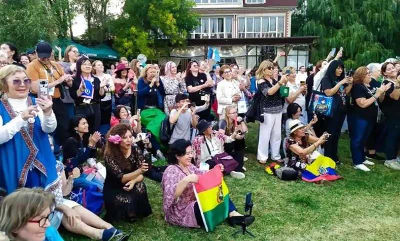 迪玛希歌迷聚首阿拉木图举行见面会 为哈国灾区捐款