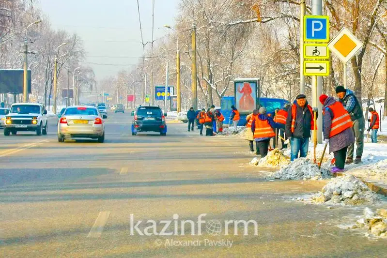 Восемь дорожных аварий произошло за утро из-за снега в Алматы
