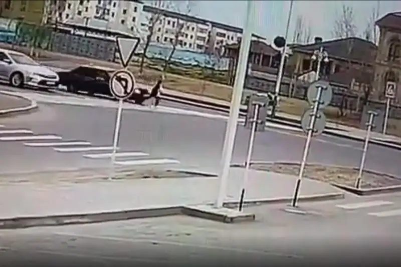 قىزىلوردادا جەڭىل كولىك جاياۋ جۇرگىنشىلەر جولىندا وقۋشى قىزدى قاعىپ كەتتى - ۆيدەو