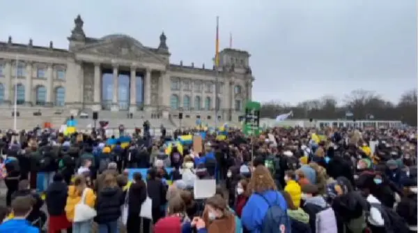 بەرليندە وقۋشىلار ۋكرايناداعى سوعىستى توقتاتۋدى تالاپ ەتتى