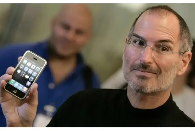 Энг қиммат iPhone: очилмаган эски телефон АҚШда ким ошди савдосида 200 минг долларга сотилди