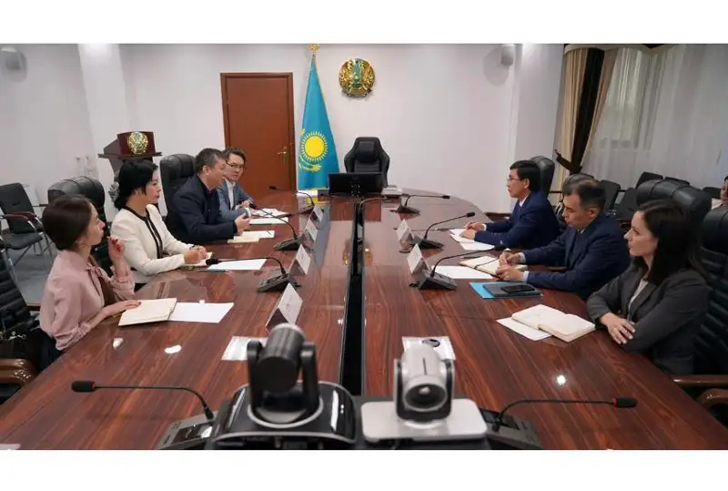 Facebook ва Instagram тармоқларида қозоқ тилидаги контентни ривожлантириш масалалари кўриб чиқилди