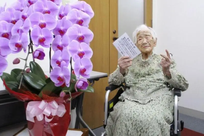 Японияда 100 ёшдан ошганлар сони рекорд даражада ўсиб, 86 510 кишига етди