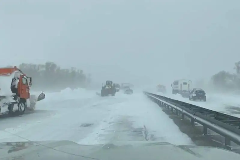 Перевозивший 20 детей-спортсменов автобус сломался на трассе Астана-Павлодар