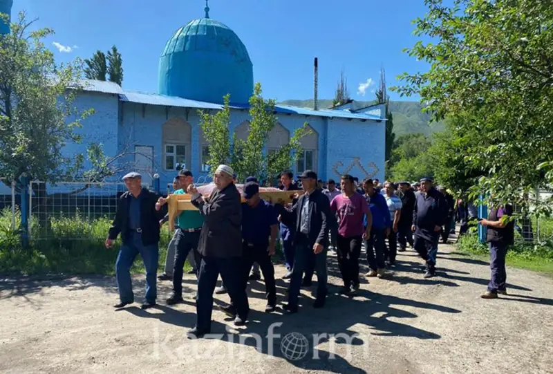 تەكەلىدە لاي كوشكىنىنەن قازا تاپقان بالانىڭ دەنەسى جەر قوينىنا تاپسىرىلدى