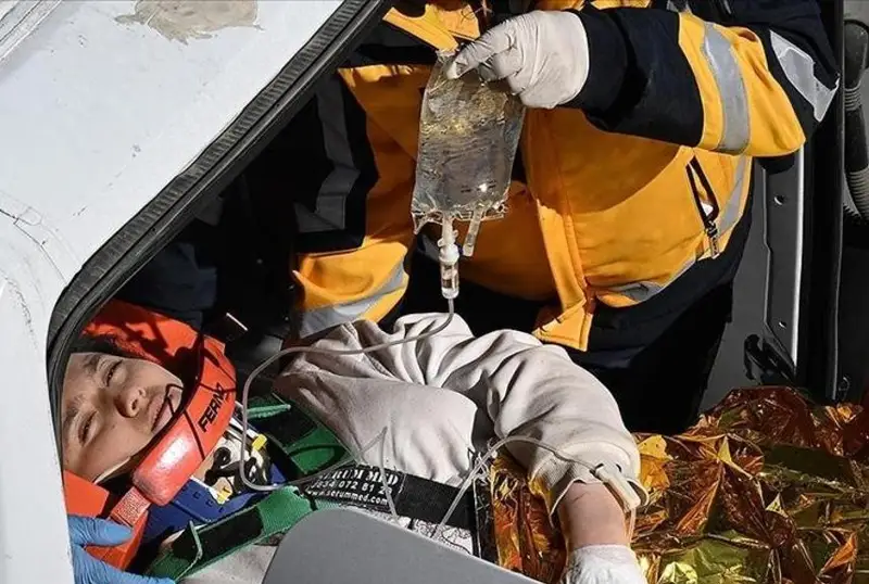 Туркияда зилзиладан 248 соат ўтгач, 17 ёшли қиз қутқарилди