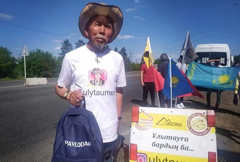 Ұлытаудан жаяу шыққан 72 жастағы саяхатшы Павлодарға жетті