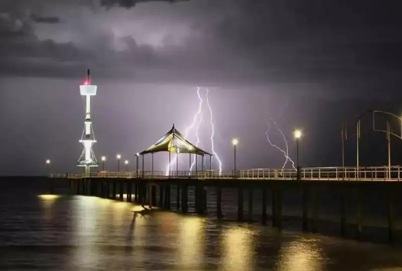 Австралия жанубида 65 мингта момақалдироқ осмонни ёритиб юборди