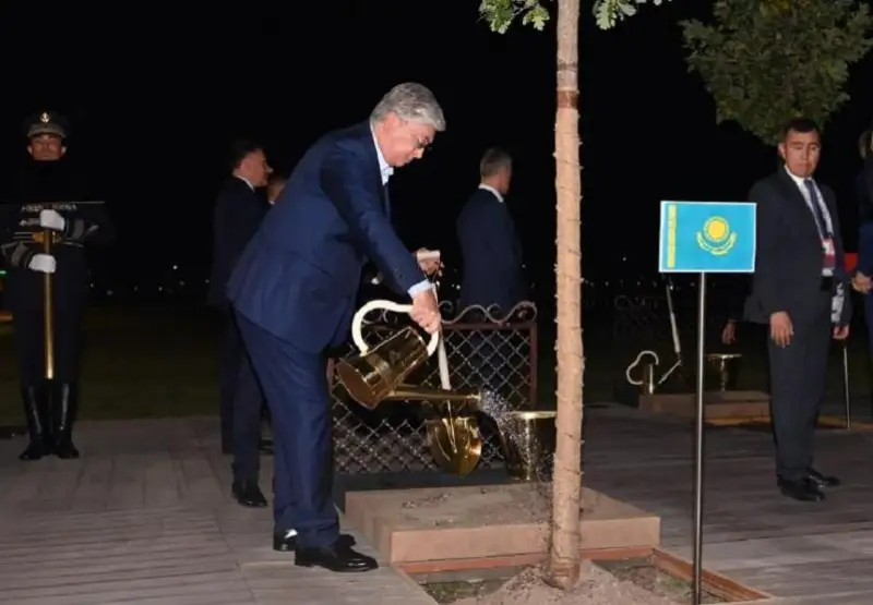 Qazaqstan Prezıdenti ShYU múshe-memleketter basshylarymen birge aǵash otyrǵyzdy
