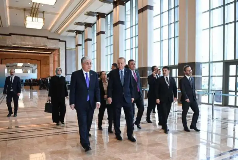 Президент Туркий давлатлар ташкилоти саммитида иштирок этиш учун Конгресс марказига келди