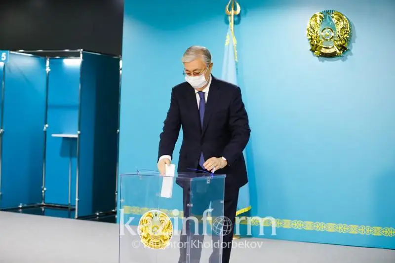 托卡耶夫总统出席民族和睦大会进行议员选举投票