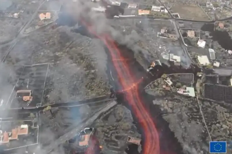 Пальма оролида вулқондан оқиб чиққан лава автомобил йўлини тўсиб қўйди