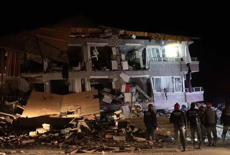 Туркияда кеча содир бўлган зилзила оқибатида 300 га яқин киши жабрланди