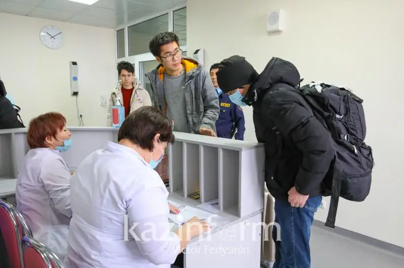 自中国撤离的首批89名留学生解除隔离出院回家