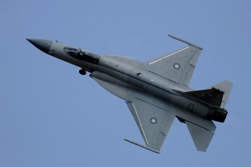 巴基斯坦空军一架飞机坠毁 飞行员跳伞逃生