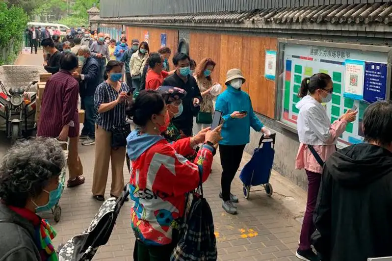 Жители китайской столицы массово закупают продукты