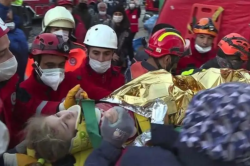 Туркиядаги зилзила: Уч кун давомида вайроналар остида ётган 3 ёшли қизалоқ қутқарилди