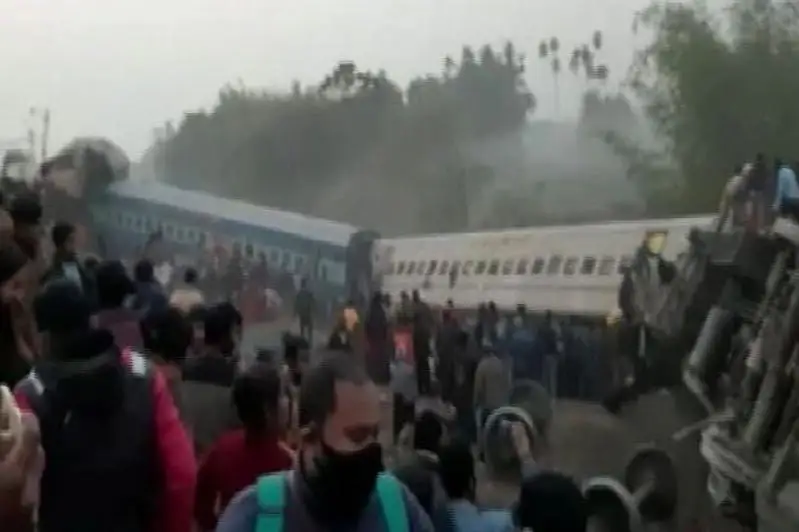 Ҳиндистонда темир йўл ҳалокатида тўққиз киши ҳалок бўлди