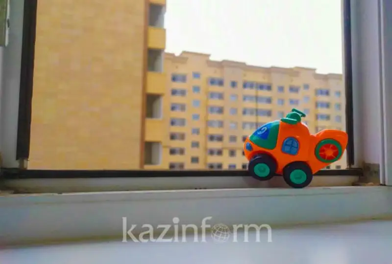 ەكى جاسار ءبۇلدىرشىن كوپقاباتتى ءۇيدىڭ تەرەزەسىنەن قۇلاپ كەتتى