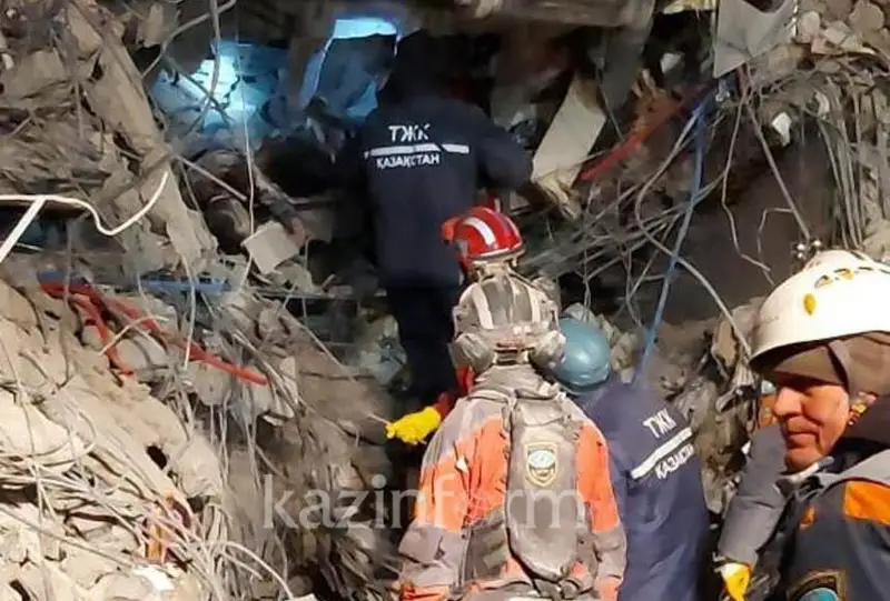 В МЧС РК сообщили подробности спасения семьи из-под завалов в Турции