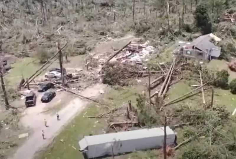АҚШда 20 дан ортиқ одам ҳалокатли торнадолардан жабр кўрди