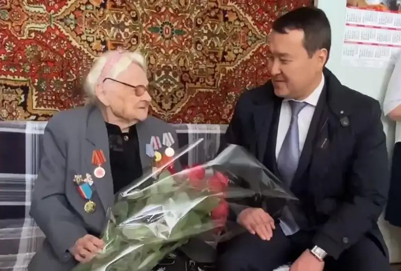 Алихан Смаилов поздравил с Днем Победы 100-летнего ветерана ВОВ
