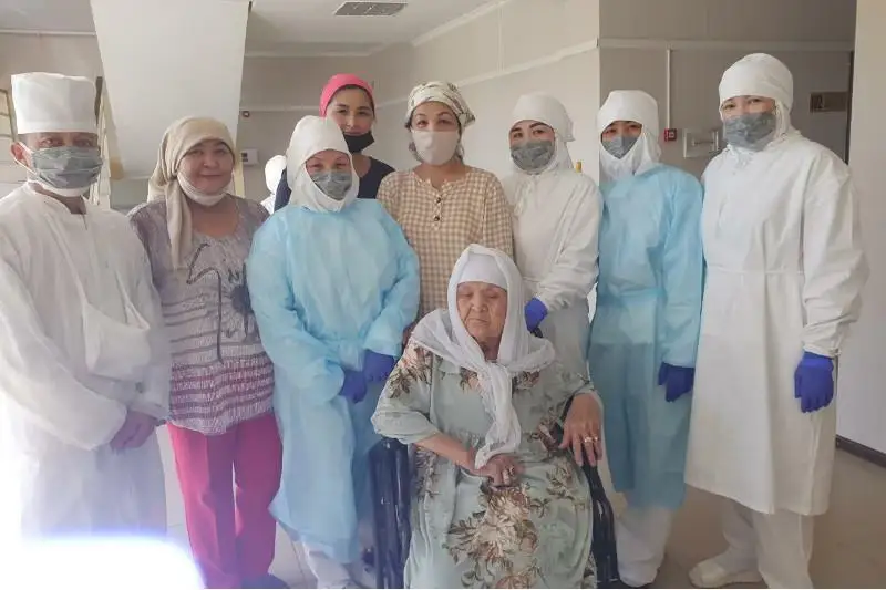 Ҳар иккала ўпкаси шикастланган 90 ёшли онахон пневмонияни енгди