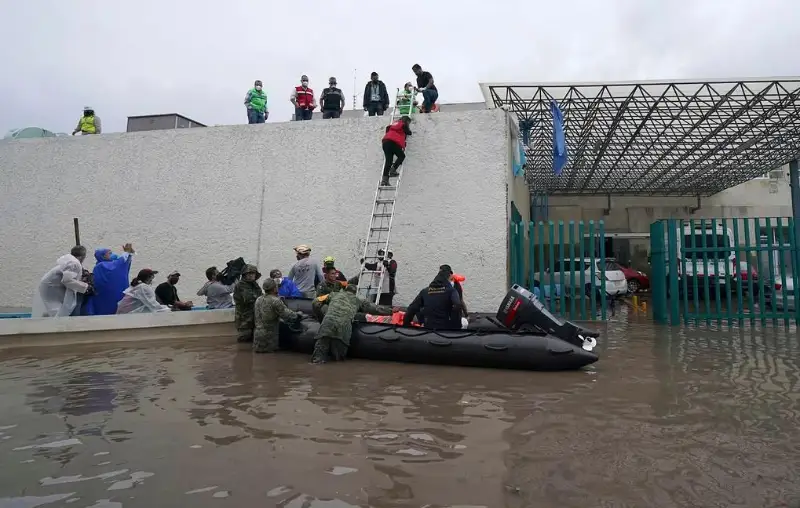 Мексика Президенти  сув остида қолган шифохонада 17 киши вафот этганини эълон қилди