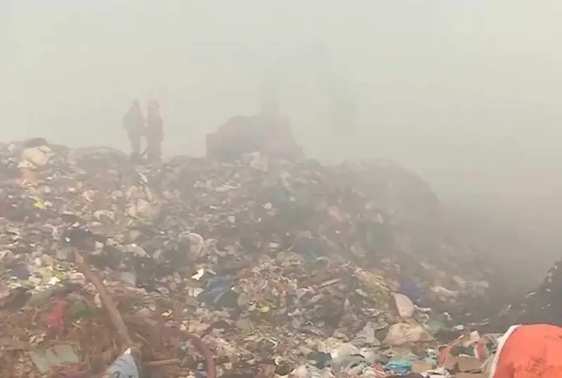 Ҳиндистонда аҳоли шаҳар чиқиндихонасидаги ёнғиндан чиққан заҳарли тутун исканжасида қолди