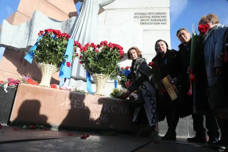 Almatylyqtar «Táýelsizdik tańy» monýmentine gúl shoqtaryn qoıdy