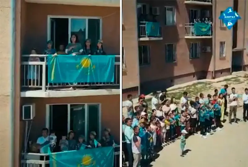 Кентау қаласының тұрғындары балконға ту іліп, әнұранды орындады