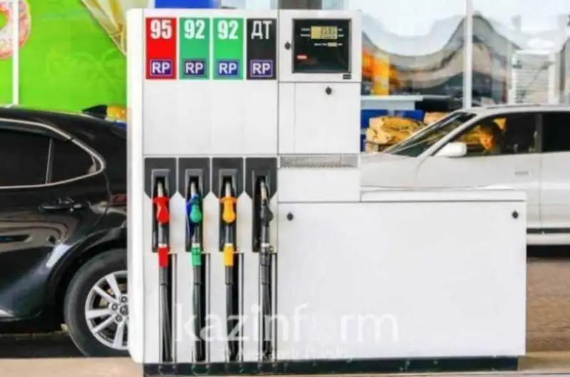 مينيستر «بەنزين باعاسى قىمباتتاي ما» دەگەن سۇراققا جاۋاپ بەردى