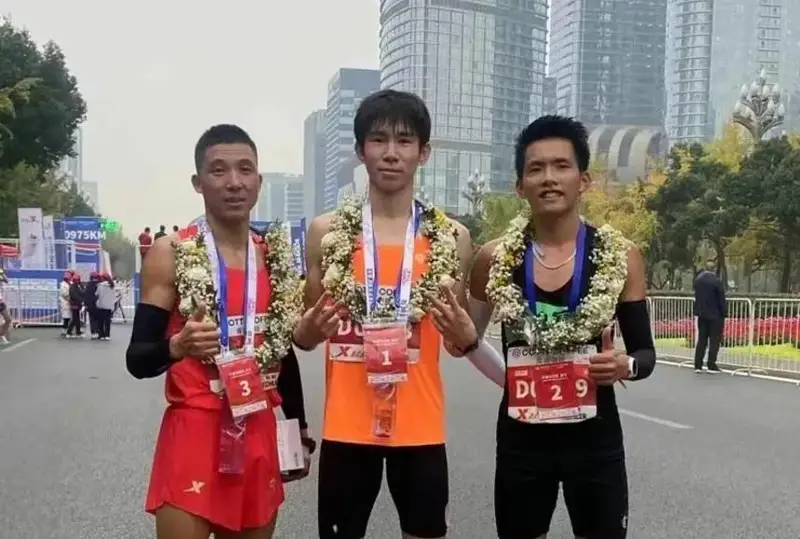 قىتايدىڭ چىڭدۋ قالاسىندا وتكەن مارافوندا قانداسىمىز باس جۇلدەنى جەڭىپ الدى