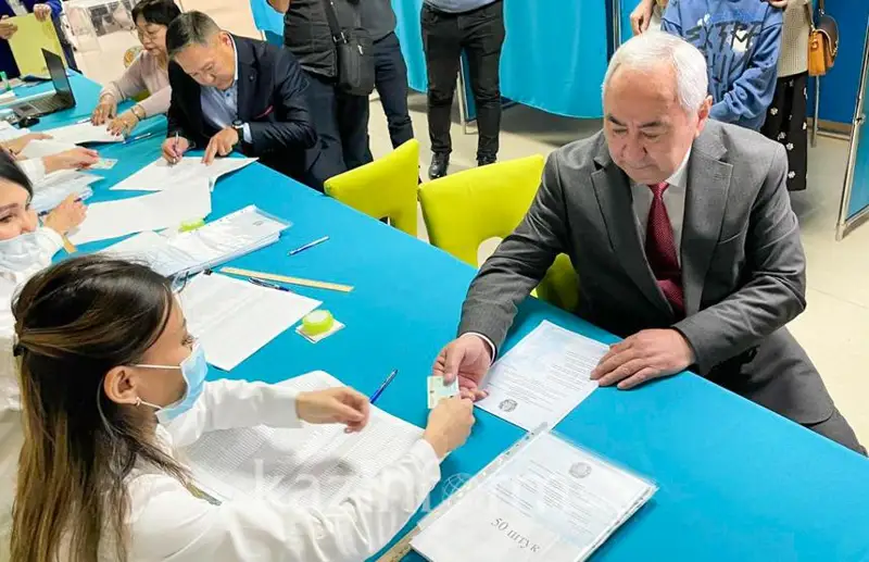 Жигули Дайрабаев прибыл для голосования на выборах