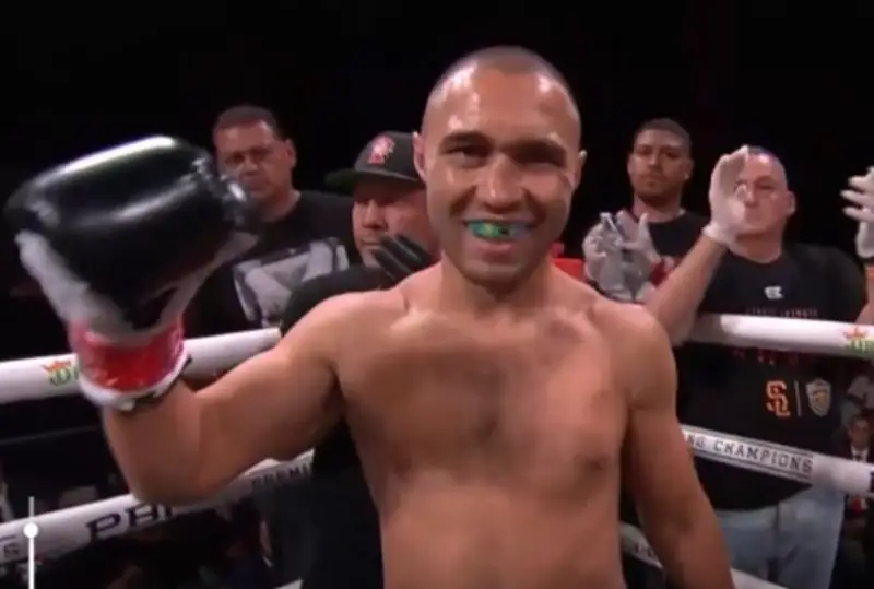 Казахстанский боксер одержал досрочную победу в бою за титул WBC